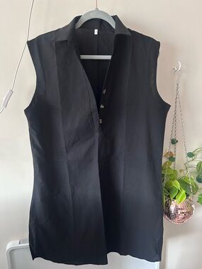 Sleeveless Black Button-Front Collared Tunic